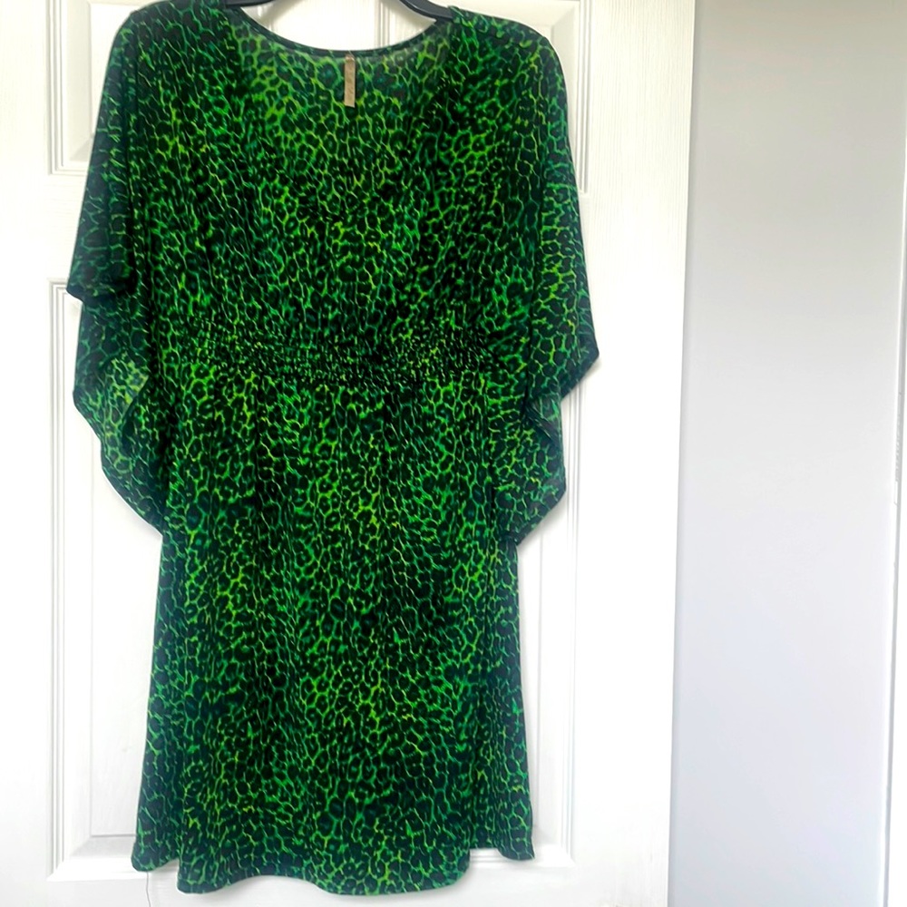 Green short dress with flare sleeves and elastic waist
